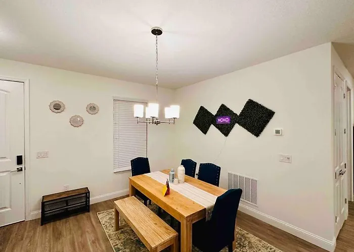Luxury King Suite, 3Br 2Ba, Beach Vibe, Top-Tier Amenities, Prime Location