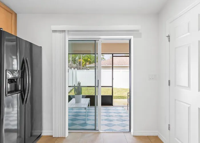 Beach House King Bed Pet Friendly! Fast Wi-Fi Netflix Garage